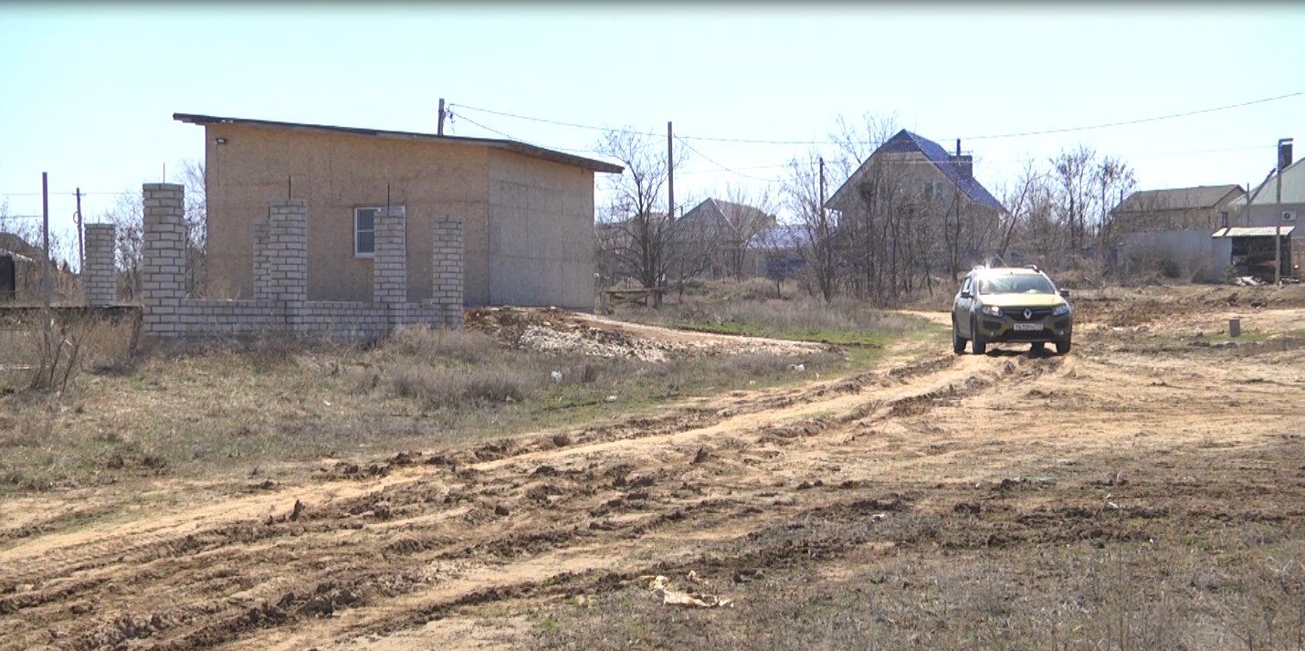 Жители поселка на севере Волгограда рассказали, как выживают без воды, освещения и дорог